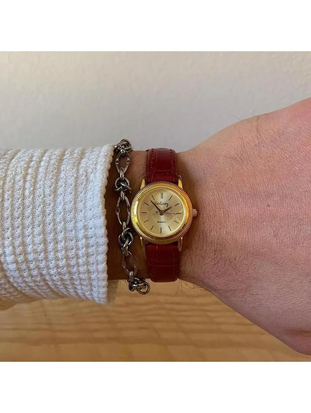Y2k minimalistic style Dainty cute Gold circle red leather band. Item works tell